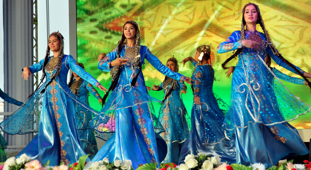 Туркмен песни. Национальный танец Туркменистана. ЯГУЛЬГА-таусмак (Туркмения). Туркменский костюм для девочки. Туркменские национальные платья для праздника.