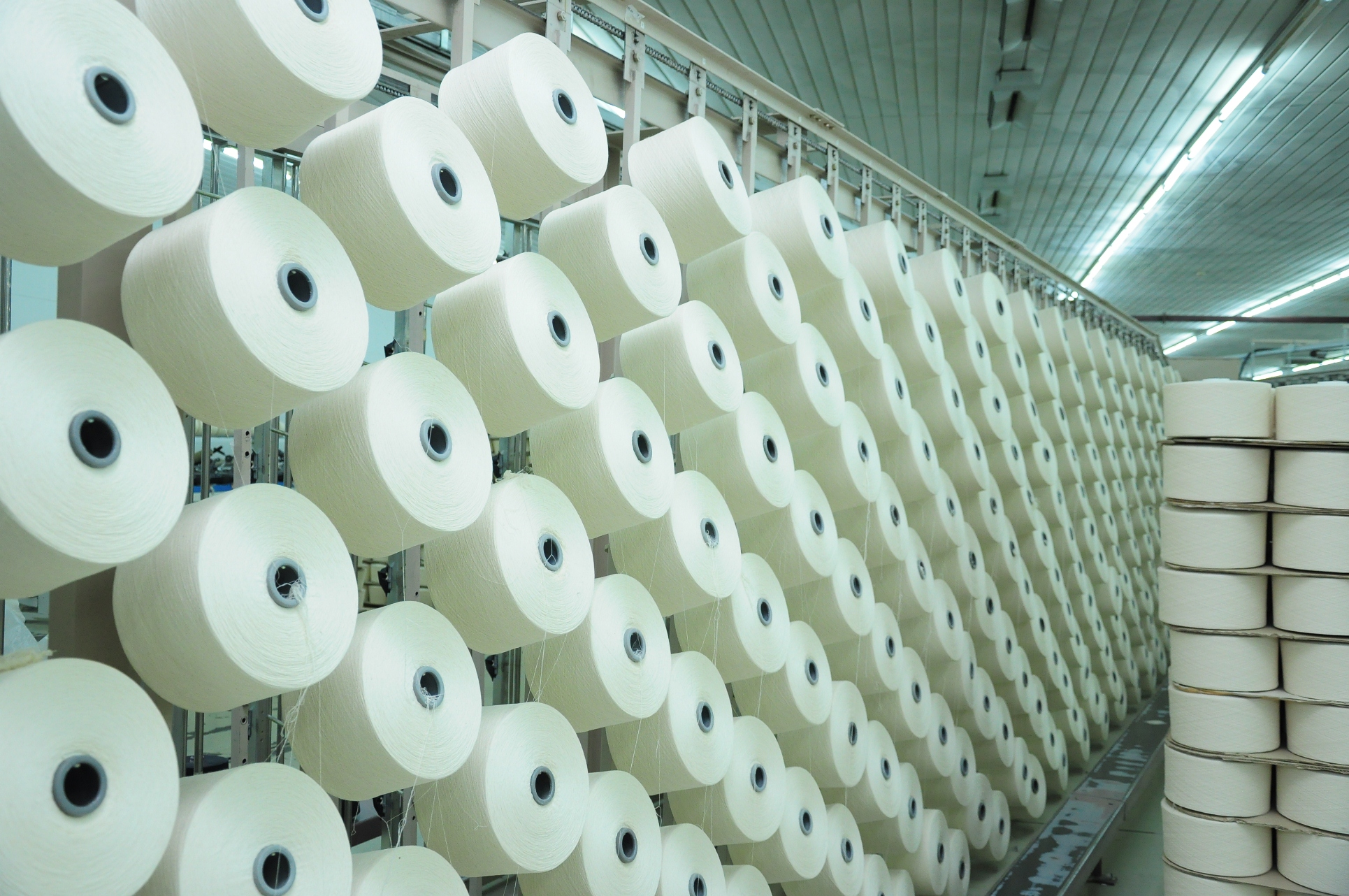 Завод хлопка. Хлопчатобумажная промышленность. Сырье для текстильного производства. Текстильная промышленность. Текстильная промышленность хлопчатобумажную.