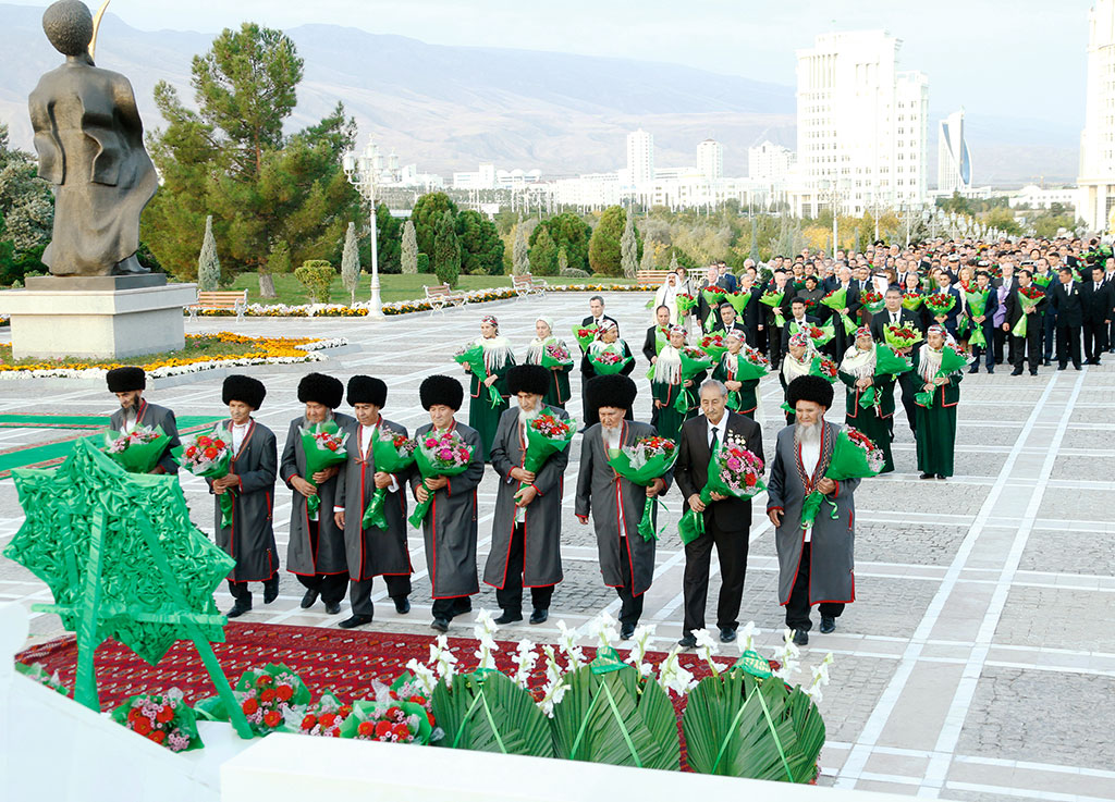 Туркмен туркменистан. Туркменская свадьба Ашгабат. Монумент независимости Туркменистана Ашхабад. Garassyzlyk Bayramy. Туркменистан Родина независимости.