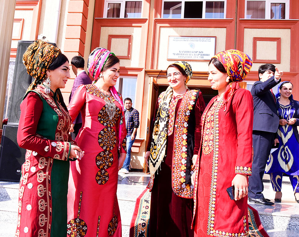 Сколько туркмен. Туркмения туркменки. Таджикистан Таджикабад. Национальная одежда ставропольских Туркмен. Туркменские платья.