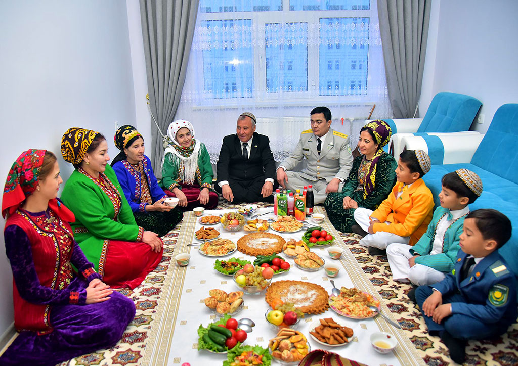 Туркменистан как живут люди. Курбан байрам Туркменистан. В Туркменистане национальный праздник Курбан байрам. Семья в Туркменистане. Туркменское гостеприимство.